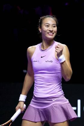 Sport Bilder des Tages (241105) -- RIYADH, Nov. 5, 2024 -- Zheng Qinwen of China reacts after winning the round robin match against Elena Rybakina of Kazakhstan at WTA, Tennis Damen Finals tennis tournament in Riyadh, Saudi Arabia, Nov. 4, 2024. ) (SP)SAUDI ARABIA-RIYADH-TENNIS-WTA FINALS-DAY 3 WangxHaizhou 