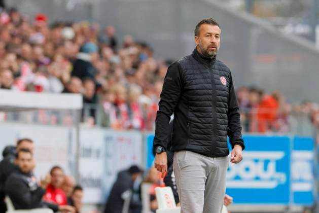 Soccer 3 Liga 13 Matchday , Season 2024 2025, Rot Weiss Essen Energie Cottbus on 02 11 2024 at Stadion an der Hafenstrasse in Essen Christoph Dabrowski Head Coach Rot Weiss Essen DFB regulations prohibit any use of photographs as image sequences and or quasi video