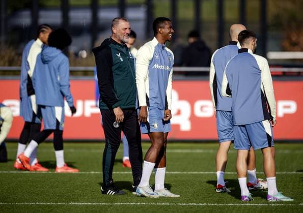 ROTTERDAM - Assistant coach John de Wolf and Jeyland Mitchell of Feyenoord during a training session at training complex 1908 prior to the Champions League match against FC Red Bull Salzburg. ANP ROBIN VAN LONKHUIJSEN xVIxANPxSportx xxANPxIVx 512741015 originalFilename: 512741015.jpg