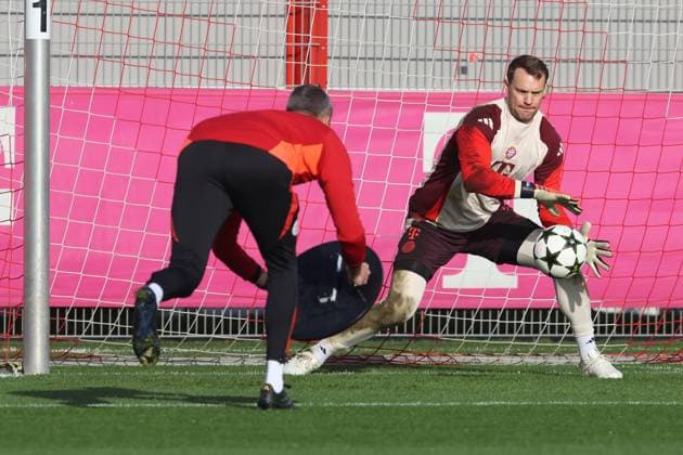 1 Manuel Neuer, catches the ball, soccer final training FC Bayern Munich before UEFA Champions League match against SL Benfica Lisbon 05 11 2024 Training ground, Säbenerstr PHOTO Mladen Lackovic LakoPress