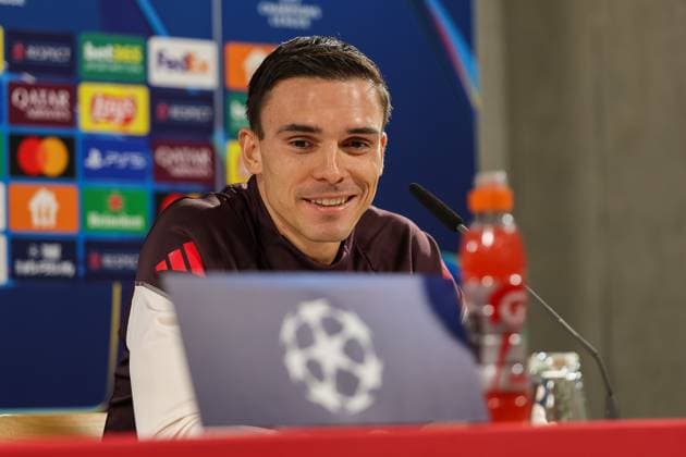 Joao Palhinha FC Bayern Muenchen, 16 at the press conference, laughing, Ger, International press conference, FC Bayern Muenchen, Football, UEFA Champions League, Matchday 4, 2024 2025 season, 05 11 2024, Ger, International press conference, FC Bayern Muenchen, Football, UEFA Champions League, Matchday 4, 2024 2025 season, 05 11 2024 Muenchen Copyright: xEibner-Pressefoto JennixMaulx EP_JML