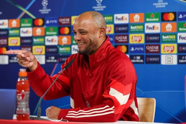 Vincent Kompany FC Bayern Muenchen, head coach at the press conference, laughing, laughing, laughing, showing, Ger, International Press Conference, FC Bayern Muenchen, Football, UEFA Champions League, Matchday 4, 2024 2025 season, 05 11 2024, Ger, International Press Conference, FC Bayern Muenchen, Football, UEFA Champions League, Matchday 4, 2024 2025 season, 05 11 2024 Muenchen Copyright: xEibner-Pressefoto JennixMaulx EP_JML