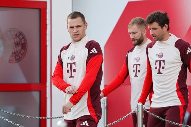 Joshua Kimmich FC Bayern Muenchen, 06 with Thomas Mueller FC Bayern Muenchen, 25 and Konrad Laimer FC Bayern Muenchen, 27 on the way from the dressing room to the training ground, Ger, Final training, FC Bayern Muenchen, Football, UEFA Champions League, Matchday 4, 2024 2025 season, 05 11 2024, Ger, Final training, FC Bayern Muenchen, Football, UEFA Champions League, Matchday 4, 2024 2025 season, 05 11 2024 Muenchen Copyright: xEibner-Pressefoto JennixMaulx EP_JML