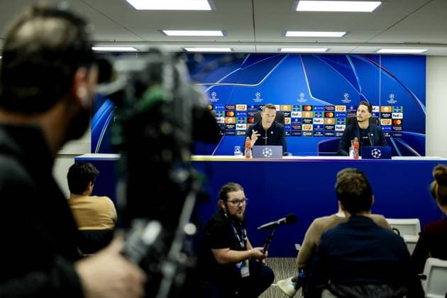 ROTTERDAM - Coach Pepijn Lijnders and Janis Blaswich of FC Red Bull Salzburg during a press conference, PK, Pressekonferenz at De Kuip prior to the Champions League match against Feyenoord. ANP ROBIN VAN LONKHUIJSEN xVIxANPxSportx xxANPxIVx 512758692 originalFilename: 512758692.jpg