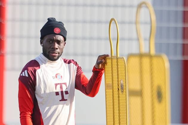 19 Alphonso Davies, Portraet, Portrait, Soccer Final training FC Bayern Munich before UEFA Champions League match against SL Benfica Lisbon 05 11 2024 Training ground, Säbenerstr PHOTO Mladen Lackovic LakoPress