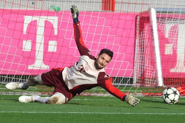 26 Sven Ulreich, on the ball, Portraet, Portrait, Football Final training FC Bayern Munich before UEFA Champions League match against SL Benfica Lisbon 05 11 2024 Training ground, Säbenerstr PHOTO Mladen Lackovic LakoPress