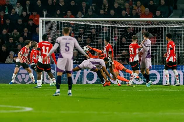 EINDHOVEN, 05-11-2024, Philips stadium. Dutch football. Champions League, season 2024 2025. Goalkeeper PSV Walter Ben™tez save PSV - Girona  x26675899x Copyright: