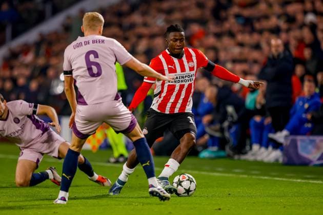 EINDHOVEN, 05-11-2024, Philips stadium. Dutch football. Champions League, season 2024 2025. Player PSV Johan Bakayoko vs player Girona Donny van de Beek PSV - Girona  x26675911x Copyright: