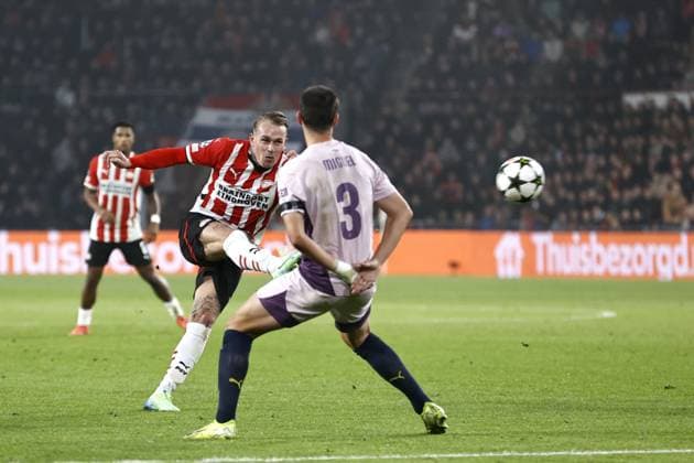 EINDHOVEN - (l-r) Rick Karsdorp of PSV Eindhoven, Miguel Gutierrez of Girona FC during the UEFA Champions league match between PSV Eindhoven and Girona FC at Phillips Stadium on Nov. 5, 2024 in Eindhoven, Netherlands. ANP MAURICE VAN STEEN UEFA Champions League 2024 25 League Phase MD4 2024 25 xVIxANPxSportx xxANPxIVx 512760703 originalFilename: 512760703.jpg