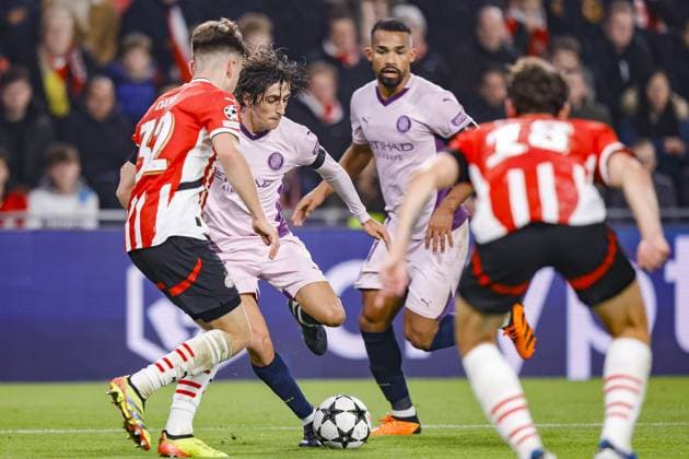 EINDHOVEN, 05-11-2024, Philips stadium. Dutch football. Champions League, season 2024 2025. Girona player Bryan Gil and PSV player Matteo Dams PSV - Girona  x26675926x Copyright: