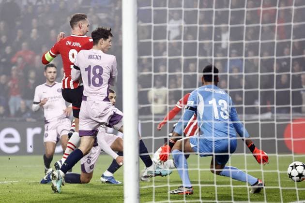 EINDHOVEN - Malik Tillman of PSV Eindhoven scores the 2-0. (l-r) Luuk de Jong of PSV Eindhoven, Ladislav Krejci of Girona FC, Malik Tillman of PSV Eindhoven, Girona FC goalkeeper Paulo Gazzaniga during the UEFA Champions league match between PSV Eindhoven and Girona FC at Phillips stadium on Nov. 5, 2024 in Eindhoven, Netherlands. ANP MAURICE VAN STEEN UEFA Champions League 2024 25 League Phase MD4 2024 25 xVIxANPxSportx xxANPxIVx 512761430 originalFilename: 512761430.jpg