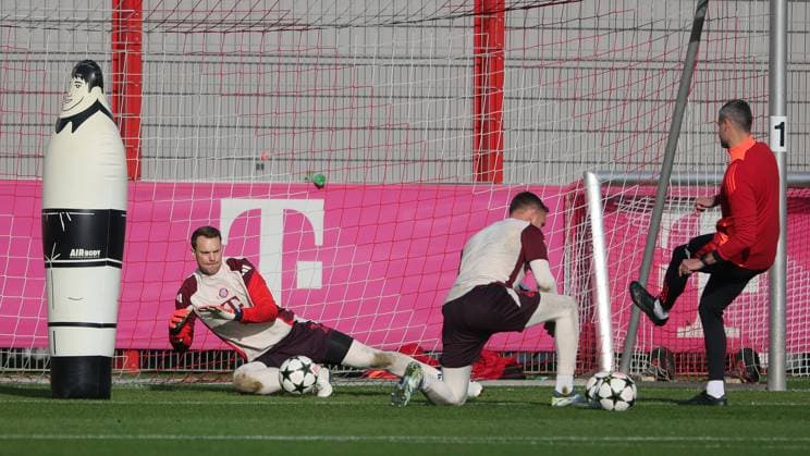 05 11 2024, FC Bayern Muenchen final training, Saebenerstrasse, Football, Sport, in the picture Manuel Neuer FC Bayern Muenchen , and Daniel Peretz FC Bayern Muenchen