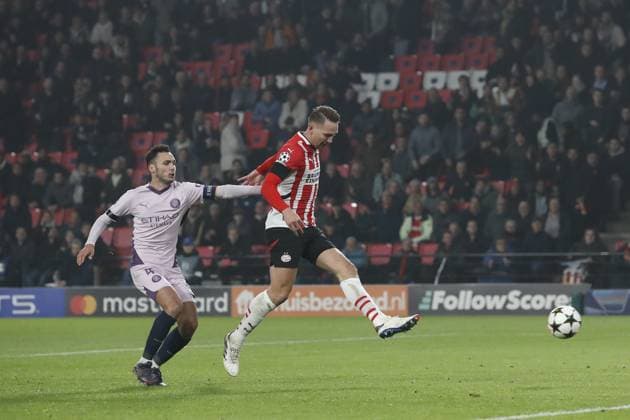 EINDHOVEN - (l-r) Arnau Martinez of Girona FC, Luuk de Jong of PSV Eindhoven during the UEFA Champions league match between PSV Eindhoven and Girona FC at Phillips stadium on Nov. 5, 2024 in Eindhoven, Netherlands. ANP Hollandse Hoogte BART STOUTJESDIJK UEFA Champions League 2024 25 League Phase MD4 2024 25 xVIxANPxSportx xBartxStoutjesdijkxIVx 512762596 originalFilename: 512762596.jpg