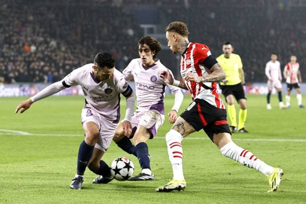 EINDHOVEN - (l-r) Arnau Martinez of Girona FC, Bryan Gil of Girona FC, Noa Lang of PSV Eindhoven during the UEFA Champions league match between PSV Eindhoven and Girona FC at Phillips Stadium on Nov. 5, 2024 in Eindhoven, Netherlands. ANP MAURICE VAN STEEN UEFA Champions League 2024 25 League Phase MD4 2024 25 xVIxANPxSportx xxANPxIVx 512762588 originalFilename: 512762588.jpg