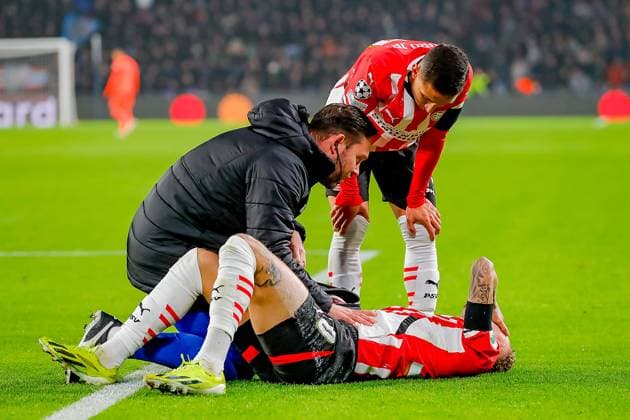 EINDHOVEN, 05-11-2024, Philips stadium. Dutch football. Champions League, season 2024 2025. Player PSV Noa Lang injured PSV - Girona  x26676203x Copyright: