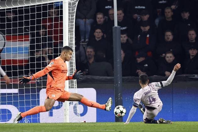 EINDHOVEN - (l-r) PSV Eindhoven goalkeeper Walter Benitez, Arnau Martinez of Girona FC during the UEFA Champions league match between PSV Eindhoven and Girona FC at Phillips stadium on Nov. 5, 2024 in Eindhoven, Netherlands. ANP MAURICE VAN STEEN UEFA Champions League 2024 25 League Phase MD4 2024 25 xVIxANPxSportx xxANPxIVx 512762783 originalFilename: 512762783.jpg