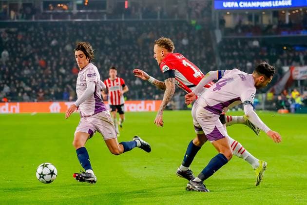 EINDHOVEN, 05-11-2024, Philips stadium. Dutch football. Champions League, season 2024 2025. Player PSV Noa Lang vs player Girona Arnau Mart™nez PSV - Girona  x26676208x Copyright: