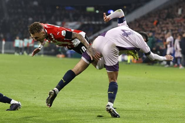 Sport Bilder des Tages EINDHOVEN - (l-r) Noa Lang of PSV Eindhoven, Arnau Martinez of Girona FC during the UEFA Champions league match between PSV Eindhoven and Girona FC at Phillips Stadium on Nov. 5, 2024 in Eindhoven, Netherlands. ANP MAURICE VAN STEEN UEFA Champions League 2024 25 League Phase MD4 2024 25 xVIxANPxSportx xxANPxIVx 512762827 originalFilename: 512762827.jpg