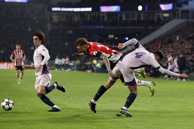 EINDHOVEN - (l-r) Noa Lang of PSV Eindhoven, Arnau Martinez of Girona FC during the UEFA Champions league match between PSV Eindhoven and Girona FC at Phillips Stadium on Nov. 5, 2024 in Eindhoven, Netherlands. ANP MAURICE VAN STEEN UEFA Champions League 2024 25 League Phase MD4 2024 25 xVIxANPxSportx xxANPxIVx 512762884 originalFilename: 512762884.jpg
