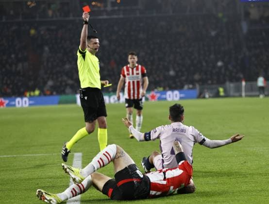 EINDHOVEN - (l-r) Referee Michael Oliver gives Arnau Martinez of Girona FC the red card during the UEFA Champions league match between PSV Eindhoven and Girona FC at Phillips Stadium on Nov. 5, 2024 in Eindhoven, Netherlands. ANP MAURICE VAN STEEN UEFA Champions League 2024 25 League Phase MD4 2024 25 xVIxANPxSportx xxANPxIVx 512763004 originalFilename: 512763004.jpg
