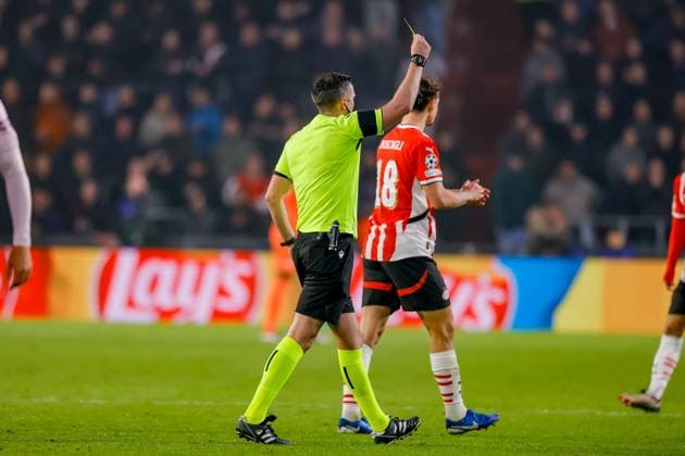 EINDHOVEN, 05-11-2024, Philips stadium. Dutch football. Champions League, season 2024 2025. Referee Michael Oliver gets yellow card player Girona Bryan GII PSV - Girona  x26676213x Copyright: