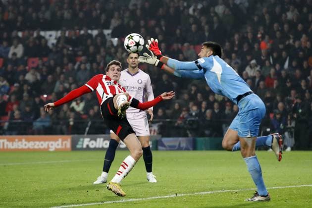 Sport Bilder des Tages EINDHOVEN - (l-r) Guus Til of PSV Eindhoven, Girona FC goalkeeper Paulo Gazzaniga during the UEFA Champions league match between PSV Eindhoven and Girona FC at Phillips stadium on Nov. 5, 2024 in Eindhoven, Netherlands. ANP Hollandse Hoogte BART STOUTJESDIJK UEFA Champions League 2024 25 League Phase MD4 2024 25 xVIxANPxSportx xBartxStoutjesdijkxIVx 512763441 originalFilename: 512763441.jpg