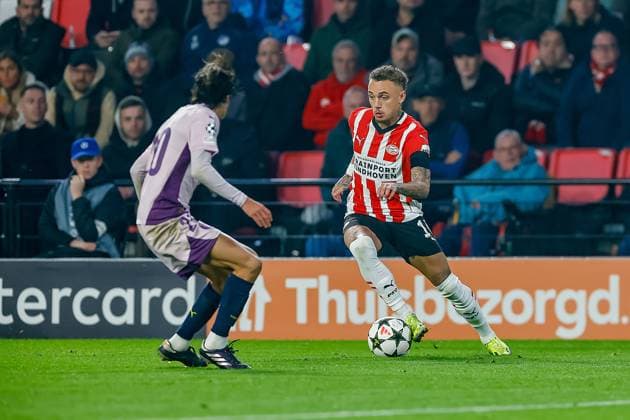 EINDHOVEN, 05-11-2024, Philips stadium. Dutch football. Champions League, season 2024 2025. Player PSV Noa Lang vs player Girona Bryan GII PSV - Girona  x26676222x Copyright: