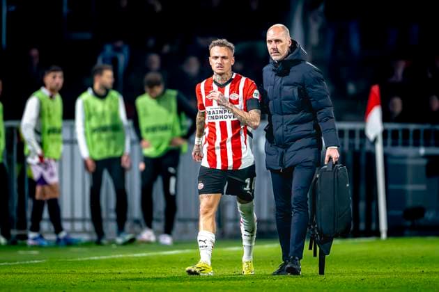 PSV Eindhoven forwarder Noa Lang gets injured and leaves the pitch, during the match PSV Girona at the Philips stadium for the UEFA Champions League League phase Matchday 4 season 2024 2025 in EINDHOVEN, Netherlands on 5 november 2024, photo by Marcel van Dorst EYE4images DeFodi Images not used in POL SRB CRO FRA GBR NED ITA USA Defodi 746 198129 Defodi-746 not used in POL SRB CRO FRA GBR NED ITA USA