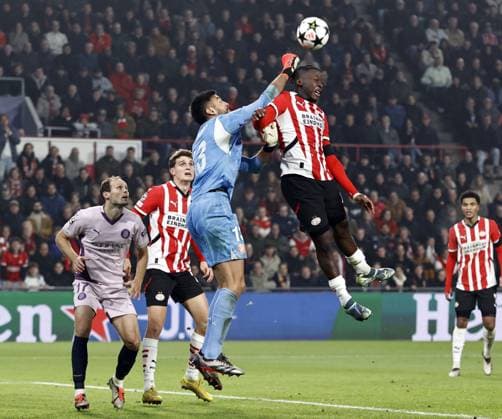EINDHOVEN - (l-r) Daley Blind of Girona FC, Guus Til of PSV Eindhoven, Girona FC goalkeeper Paulo Gazzaniga, Johan Bakayoko of PSV Eindhoven during the UEFA Champions league match between PSV Eindhoven and Girona FC at Phillips stadium on Nov. 5, 2024 in Eindhoven, Netherlands. ANP MAURICE VAN STEEN UEFA Champions League 2024 25 League Phase MD4 2024 25 xVIxANPxSportx xxANPxIVx 512763439 originalFilename: 512763439.jpg