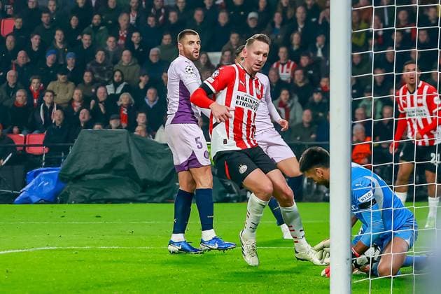 EINDHOVEN, 05-11-2024, Philips stadium. Dutch football. Champions League, season 2024 2025. goalkeeper Girona Paulo Gazzaniga vs Player PSV Luuk de Jong PSV - Girona  x26676226x Copyright: