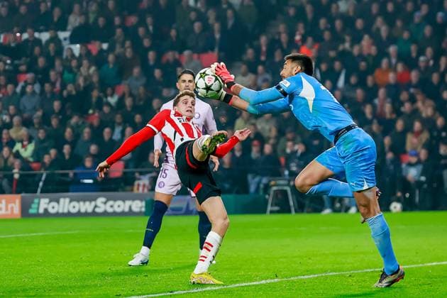 EINDHOVEN, 05-11-2024, Philips stadium. Dutch football. Champions League, season 2024 2025. goalkeeper Girona Paulo Gazzaniga vs Player PSV Guus Til PSV - Girona  x26676228x Copyright: