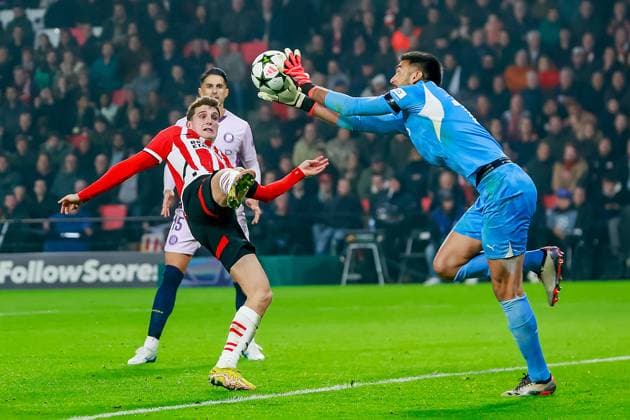 EINDHOVEN, 05-11-2024, Philips stadium. Dutch football. Champions League, season 2024 2025. goalkeeper Girona Paulo Gazzaniga vs Player PSV Guus Til PSV - Girona  x26676229x Copyright: