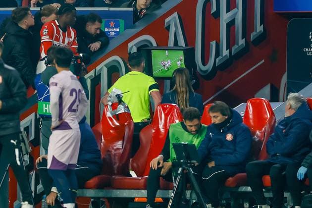 EINDHOVEN, 05-11-2024, Philips stadium. Dutch football. Champions League, season 2024 2025. VAR Referee Michael Oliver no goal PSV - Girona  x26676235x Copyright: