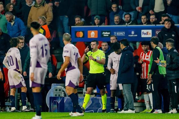 EINDHOVEN, 05-11-2024, Philips stadium. Dutch football. Champions League, season 2024 2025. VAR Referee Michael Oliver no goal PSV - Girona  x26676237x Copyright: