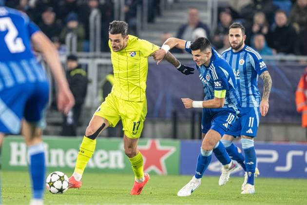 Sandro Kulenovic in the battle with Marko TOlic during UEFA Champions league match, SK Slovan Bratislava - GNK Dinamo Zagreb , 05. november 2024, Tehelne pole Stadium, Bratislava, Slovakia Copyright: xMICHALxFAJT,ZOSPORTU.SKx DSC_4744