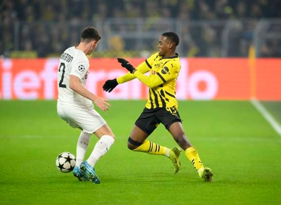 v l Max JOHNSTON Graz , Jamie BYNOE GITTENS DO , Action, duel, Football Champions League, Matchday 4, Borussia Dortmund DO Sturm Graz, on 05 11 2024 in Dortmund Germany UEFA regulations prohibit any use of photographs as image sequences and or quasi video Â
