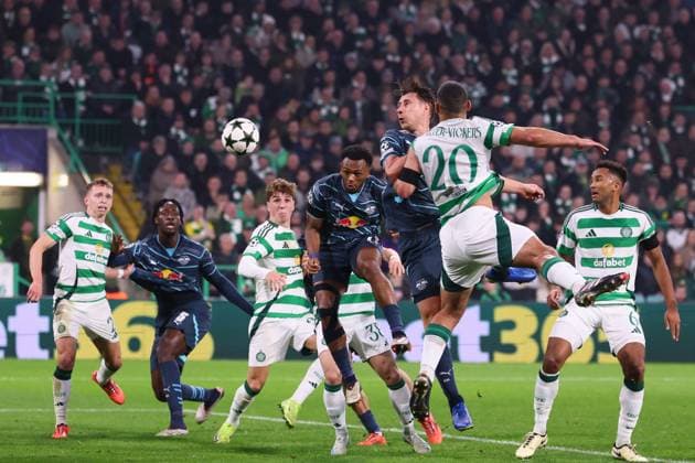 Celtic Glasgow RB Leipzig Champions League Glasgow, 05 11 2024, Celtic Park, Fußball, UEFA Champions League, 4 Spieltag , Celtic Glasgow vs RB Leipzig , Im Bild Kopfballchance Willi Orban 4, RB Leipzig nach Eckball , Only editorial use Foto nur zur redaktionellen Nutzung bestimmt , UEFA regulations prohibit any use of photographs as image sequences and or quasi video ,