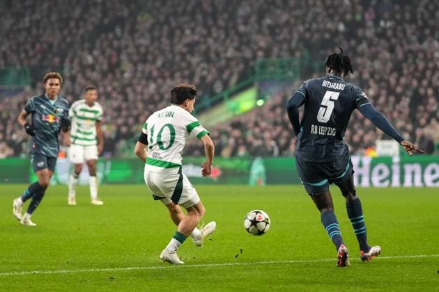 Nicolas Kuhn of Celtic scores to tie the game 1-1. Celtic v RB Leipzig, UEFA Champions League, Group Stage, Football, Celtic Park, Glasgow, Scotland, UK - 05 Nov 2024 EDITORIAL USE ONLY No use with unauthorised audio, video, data, fixture lists, club league logos or live services. Online in-match use limited to 120 images, no video emulation. No use in betting, games or single club league player publications. Copyright: xStuartxWallace Shutterstockx 14863772k
