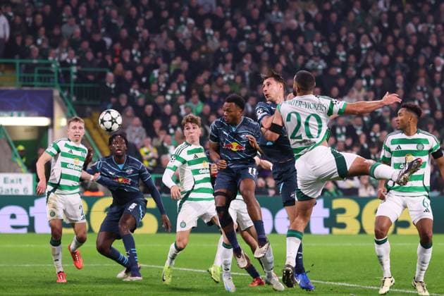 Celtic Glasgow RB Leipzig Champions League Glasgow, 05 11 2024, Celtic Park, Fußball, UEFA Champions League, 4 Spieltag , Celtic Glasgow vs RB Leipzig , Im Bild Kopfballchance Willi Orban 4, RB Leipzig nach Eckball , Only editorial use Foto nur zur redaktionellen Nutzung bestimmt , UEFA regulations prohibit any use of photographs as image sequences and or quasi video ,