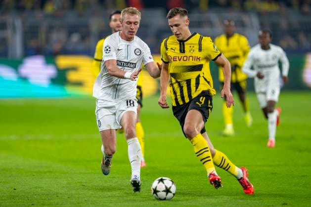 05 11 2024, Borussia Dortmund vs Sturm Graz, UEFA Champions League, matchday 4 Mika Biereth of Graz l and Dortmunds Nico Schlotterbeck fight for the ball Copyright: xDavidxInderliedx