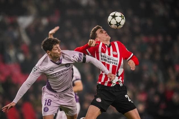 EINDHOVEN, NETHERLANDS - NOVEMBER 5: Ladislav Krejci of Girona FC and Guus Til of PSV battle for possession during the UEFA Champions League 2024 25 League Phase MD4 match between PSV Eindhoven and Girona FC at PSV Stadion on November 5, 2024 in Eindhoven, Netherlands. (Photo by Rene Nijhuis) SOC  Copyright: xRenexNijhuis