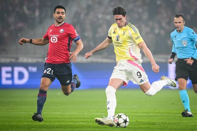 November 5, 2024, Villeneuve-D ascq, France, France: Benjamin ANDRE of Lille and Dusan VLAHOVIC of Juventus during the UEFA Champions League, League Phase MD4 match between Lille OSC (LOSC) and Juventus FC at Pierre Mauroy Stadium on November 05, 2024 in Villeneuve-d Ascq near Lille, France. Villeneuve-D ascq France - ZUMAm308 20241105_zsp_m308_002 Copyright: xMatthieuxMirvillex