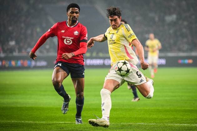 November 5, 2024, Villeneuve-D ascq, France, France: Alexsandro VICTOR DE SOUZA RIBEIRO of Lille and Dusan VLAHOVIC of Juventus during the UEFA Champions League, League Phase MD4 match between Lille OSC (LOSC) and Juventus FC at Pierre Mauroy Stadium on November 05, 2024 in Villeneuve-d Ascq near Lille, France. Villeneuve-D ascq France - ZUMAm308 20241105_zsp_m308_003 Copyright: xMatthieuxMirvillex