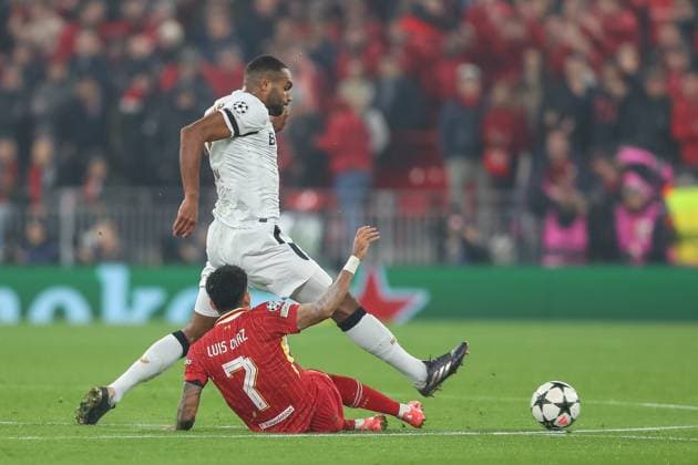 UEFA Champions League, League Stage Liverpool v Bayer 04 Leverkusen Jonathan Tah of Bayer Leverkusen beats Luis Diaz of Liverpool to the ball during the UEFA Champions League, League Stage match Liverpool vs Bayer 04 Leverkusen at Anfield, Liverpool, United Kingdom, 5th November 2024 (Photo by Gareth Evans News Images) Liverpool Anfield Merseyside United Kingdom Copyright: xGarethxEvans NewsxImagesx