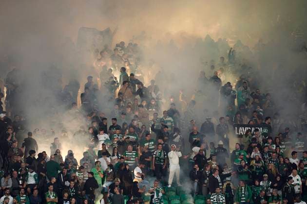 Sporting Clube de Portugal v Manchester City - UEFA Champions League 2024 25 League Phase MD4 Fans of Sporting CP light flares in the stand during the UEFA Champions League match between Sporting CP and Manchester City at Jose Alvalade Stadium in Lisbon, Portugal, on November 5, 2024. Lisbon, Portugal Lisbon Portugal  Copyright: xJosexManuelxAlvarezxReyx originalFilename:alvarezrey-notitle241105_npurm.jpg