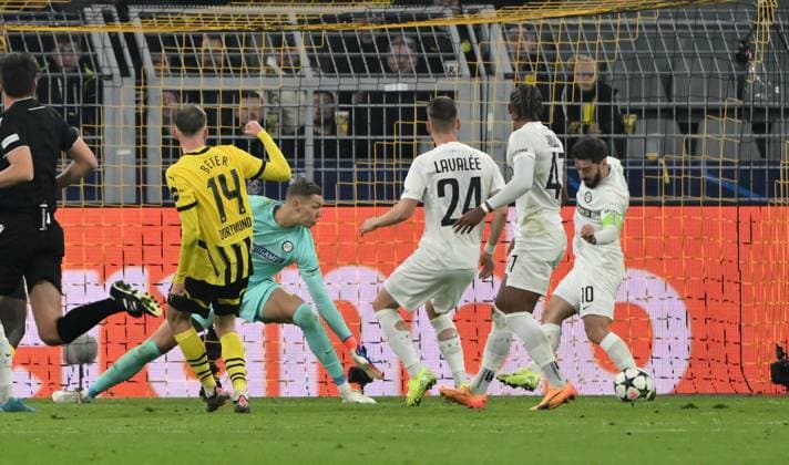 Maximilian Beier Borussia Dortmund narrowly defeated by Otar Kiteishvili Sturm Graz , re 05 11 2024, Football UEFA Champions League 2024 25, Matchday 4 Borussia Dortmund SK Sturm Graz Dortmund Signal Iduna Park Nordrhein Westfalen Germany Team2