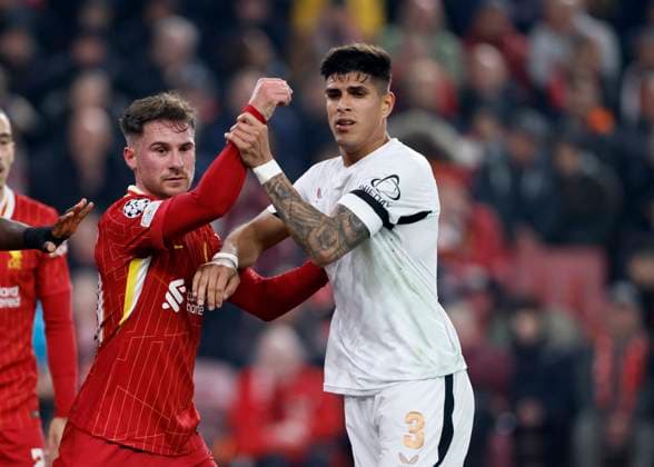 Liverpool FC v Bayer 04 Leverkusen - UEFA Champions League 2024 25 League Phase MD4 Alexis Mac Allister of Liverpool and Piero Hincapie of Bayer 04 Leverkusen in action during the UEFA Champions League 2024 25 League Phase MD4 match between Liverpool FC and Bayer 04 Leverkusen at Anfield on November 5, 2024 in Liverpool, England. Liverpool Anfield England United Kingdom Copyright: xRichardxSellers Sportsphoto APLx 14051917
