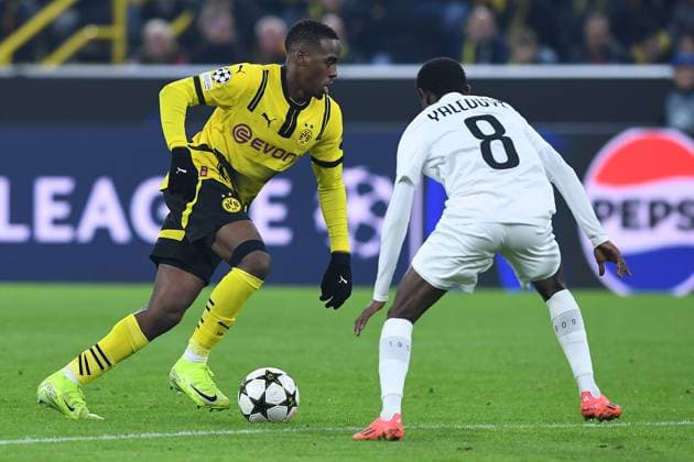 Soccer Champions League matchday 4 Borussia Dortmund Sturm Graz on 05 11 2024 at Signal Iduna Park in Dortmund Jamie Jermaine Gittens Dortmund , left Malick Yalcouye Graz , right xRx