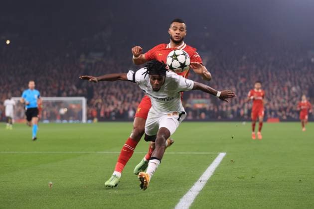 Fußball UEFA Champions League League-Phase Liverpool gegen Bayer Leverkusen 5. November 2024 UEFA Champions League League-Phase Liverpool gegen Bayer Leverkusen Cody Gakpo von Liverpool kämpft mit Jeremie Frimpong von Bayer Leverkusen Foto Simon Stacpoole Abseits Liverpool UK  Copyright: xSimonxStacpoolexOffside
