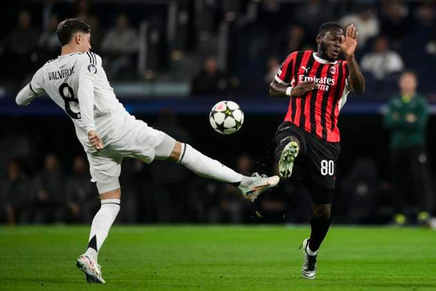 Real Madrid CF v AC Milan - UEFA Champions League Yunus Musah of AC Milan comeptes for the ball with Federico Valverde of Real Madrid CF during the UEFA Champions League 2024 25 league phase football match between Real Madrid CF and AC Milan. Madrid Spain Copyright: xNicolòxCampox